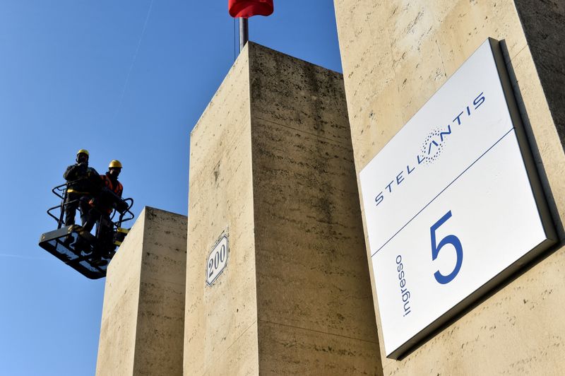 &copy; Reuters. Il logo Stellantis presso l'ingresso dello stabilimento Mirafiori a Torino. REUTERS/Massimo Pinca