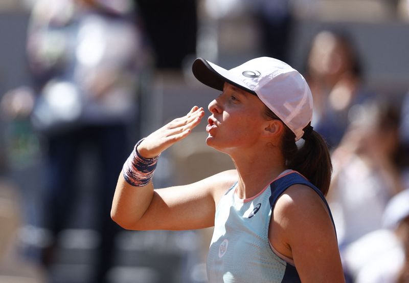 &copy; Reuters. La polaca Iga Swiatek celebra tras ganar su partido de cuartos de final del Abierto de Francia ante la estadounidense Jessica Pegula, en Roland Garros, París, Francia - Junio 1, 2022. REUTERS/Yves Herman