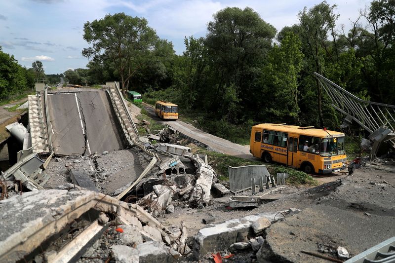 &copy; Reuters. FILE PHOTO: An evacuation convoy travels from Russian troop-occupied Kupiansk town, along a damaged road, amid Russia's attack on Ukraine, on the outskirts of Kharkiv, Ukraine May 30, 2022. Picture taken May 30, 2022. REUTERS/Ivan Alvarado   