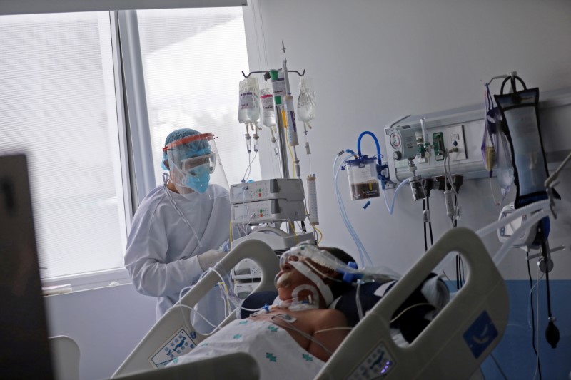 &copy; Reuters. Paciente internado com Covid em Bogotá
 3/6/2021    REUTERS/Luisa Gonzalez