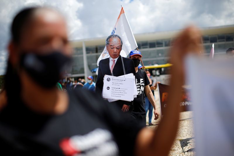 &copy; Reuters. Manifestantes protestam contra o governo e a favor de reajustes salariais perto do Congresso Nacional
02/02/2022
REUTERS/Adriano Machado