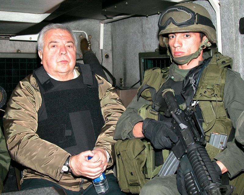 &copy; Reuters. FILE PHOTO: The former boss of the powerful Cali drug cartel, Gilberto Rodriguez Orejuela is escorted by a Colombian policeman before being extradited to the United States in Bogota, Colombia, December 3, 2004. Orejuela, who once controlled most of the wo