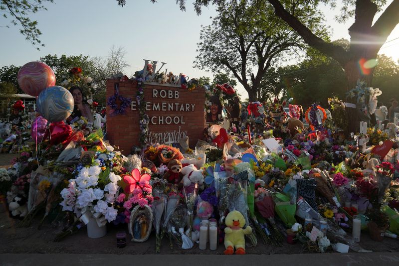 &copy; Reuters. FILE PHOTO: Flowers, toys, and other objects to remember the victims of the deadliest U.S. school shooting in nearly a decade resulting in the death of 19 children and two teachers, are seen at a memorial at Robb Elementary School in Uvalde, Texas, U.S. M