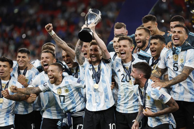 &copy; Reuters. لاعبون من منتخب الأرجنتين يحتفلون بالفوز بكأس الأبطال لكرة القدم في لندن يوم الأربعاء-تصوير :بيتر تسيبورا-رويترز