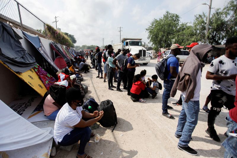 © Reuters. FILE PHOTO: Migrant asylum seekers wait outside the Senda de Vida shelter for legal assistance, after a U.S. federal judge blocked the lifting of coronavirus disease (COVID-19) restrictions known as Title 42, which empower agents at the U.S.-Mexico border to turn back migrants without giving them a chance to seek asylum, to different states of Mexico or other countries, in Reynosa, Mexico May 23, 2022. REUTERS/Daniel Becerril/File Photo