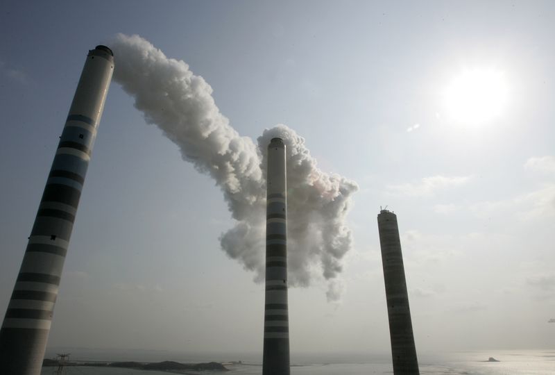 &copy; Reuters. FILE PHOTO: View of smokestacks, about 200m (656 feet) high, at a thermal power plant in Inchon, west of Seoul, February 1, 2007.  REUTERS/Jo Yong-Hak   