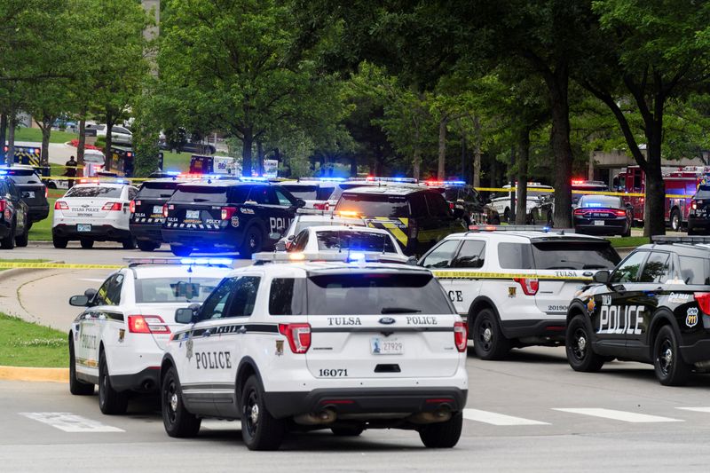 © Reuters. سيارات الشرطة لدى وصولها موقع الحادث في حرم مستشفى في تلسا بولاية أوكلاهوما الأمريكية يوم الأربعاء. تصوير: مايكل نوبل - رويترز. 