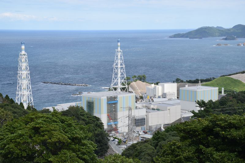 &copy; Reuters. 松野博一官房長官は２日午前の会見で、中国電力島根原子力発電所２号機の再稼働に島根県の丸山達也知事が同意を表明したことについて、「地元の理解が得られたことは重要」と語った。