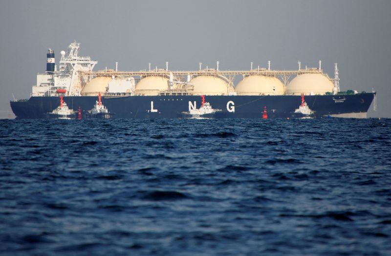 &copy; Reuters. FILE PHOTO: A liquefied natural gas (LNG) tanker is tugged towards a thermal power station in Futtsu, east of Tokyo, Japan November 13, 2017. REUTERS/Issei Kato