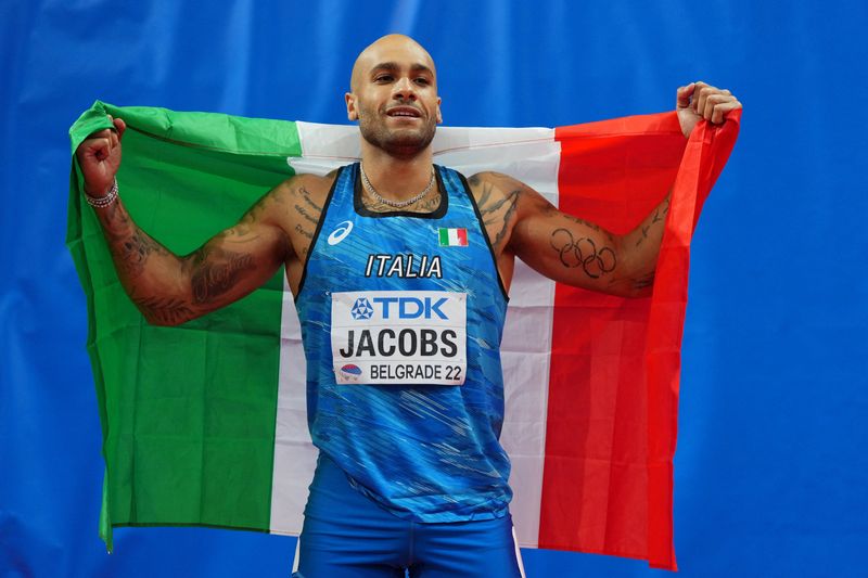&copy; Reuters. البطل الأولمبي لامونت مارسيل جيكوبس يحتفل بفوزه بنهائي 60 متر رجال في بلجراد في صربيا يوم 19 مارس آذار 2022. تصوير: أليكساندرا زمجيل - رويترز.