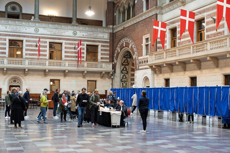 &copy; Reuters.  Les Danois se sont prononcés mercredi à une forte majorité lors d'un référendum en faveur de la participation de leur pays à la politique de sécurité et de défense commune de l'Union européenne, dont il était le seul pays du bloc à être exem