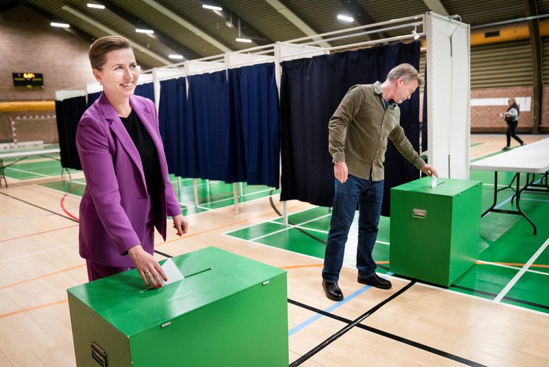 &copy; Reuters. La líder de los socialdemócratas y primera ministra danesa, Mette Frederiksen, y su marido, Bo Tengberg, votan en Hareskovhallen mientras Dinamarca celebra un referéndum sobre la exclusión de la defensa de la UE, en Værløse, Dinamarca. 1 de junio de
