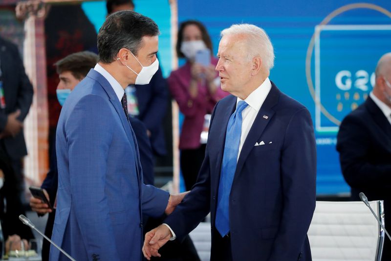 © Reuters. FOTO DE ARCHIVO. Imagen referencial del presidente de EEUU, Joe Biden, hablando con el presidente del Gobierno español, Pedro Sánchez, durante una cumbre del G20, en Roma, Italia. 30 de octubre de 2021. REUTERS/Remo Casilli