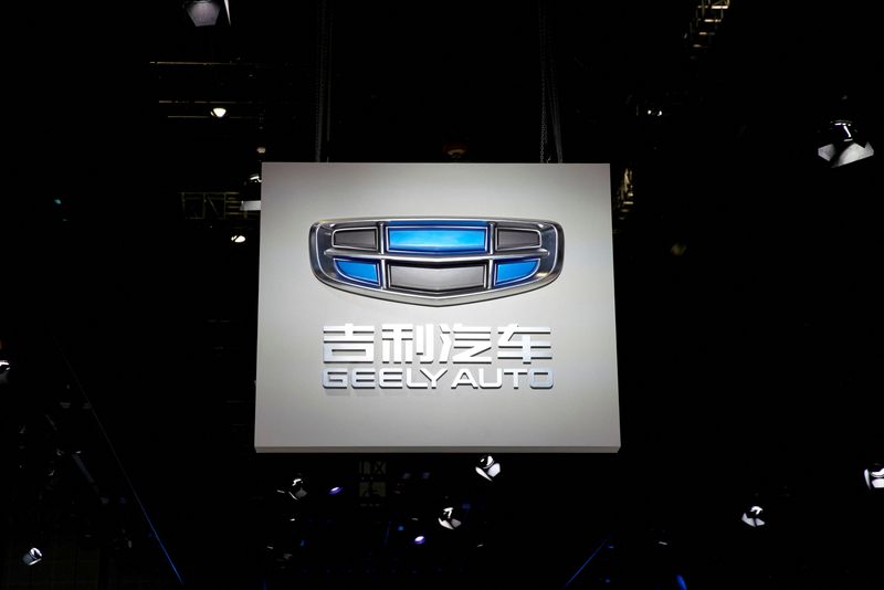 © Reuters. FILE PHOTO: The logo of Chinese carmaker Geely Auto is pictured at the second media day for the Shanghai auto show in Shanghai, China April 17, 2019.  REUTERS/Aly Song/File Photo