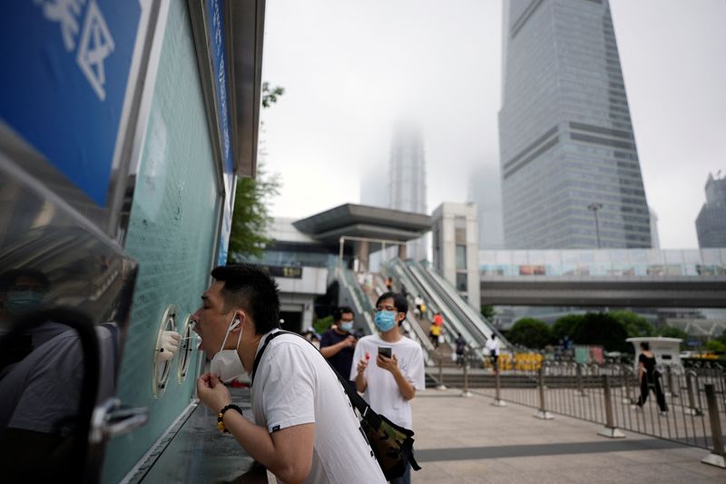 &copy; Reuters. A man has a swab collected at a nucleic acid testing site in Lujiazui financial district, after the lockdown placed to curb the coronavirus disease (COVID-19) outbreak was lifted in Shanghai, China June 2, 2022. REUTERS/Aly Song