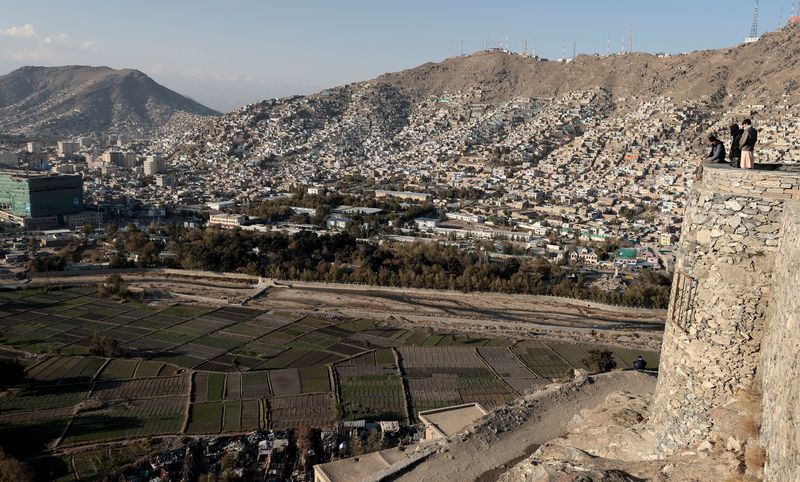 &copy; Reuters. FOTO DE ARCHIVO. Afganos disfrutan de la vista general de la ciudad desde la cima de una colina en Kabul, Afganistán. 5 de noviembre de 2021. REUTERS/Zohra Bensemra