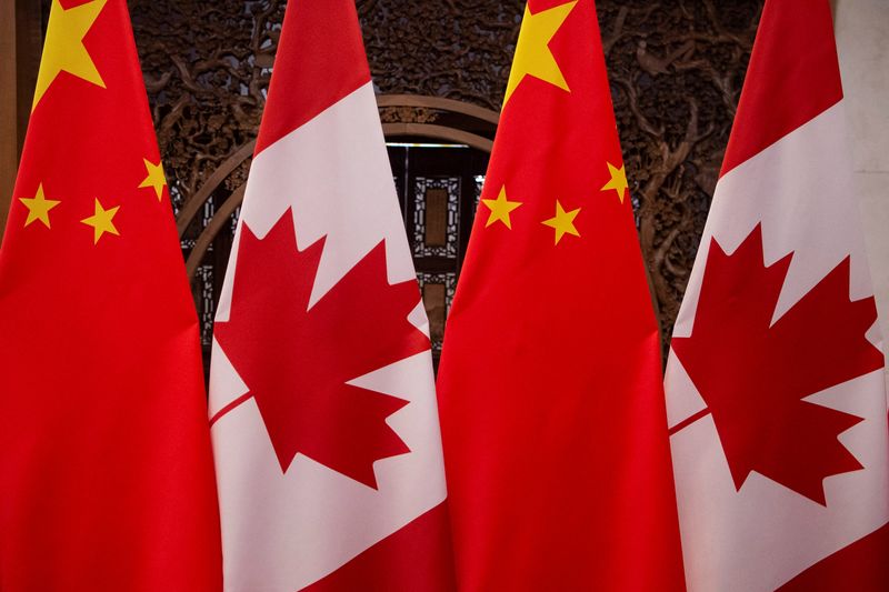 &copy; Reuters. FOTO DE ARCHIVO: Imagen de las banderas de Canadá y China tomada antes de la reunión con el primer ministro de Canadá, Justin Trudeau, y el presidente de China, Xi Jinping, en la Casa de Huéspedes del Estado de Diaoyutai, 5 de diciembre de 2017, en Pe