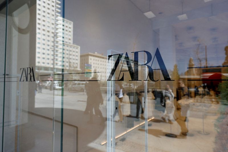 &copy; Reuters. FOTO DE ARCHIVO: El logotipo de Zara en un escaparate de una tienda de la marca en Madrid, España, el 7 de abril de 2022. REUTERS/Juan Medina
