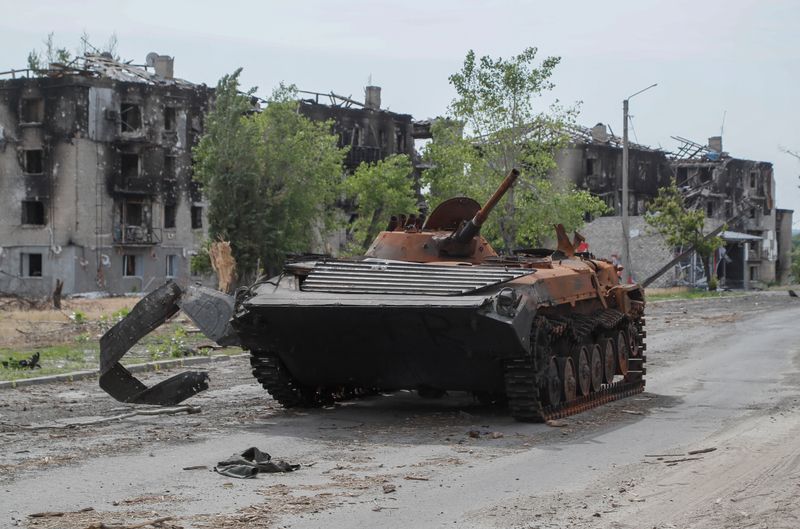&copy; Reuters. مركبة مدرعة تم تدميرها خلال الصراع بين أوكرانيا وروسيا في منطقة لوهانسك بأوكرانيا يوم الأربعاء. تصوير: ألكسندر إرموشينكو - رويترز.