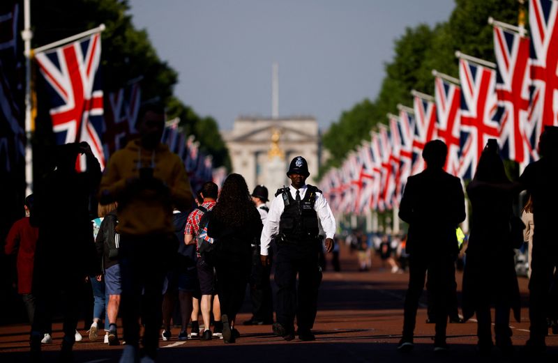 &copy; Reuters. A police officer walks down The Mall during the Queen's Platinum Jubilee celebrations in London, Britain June 2, 2022. REUTERS/John Sibley