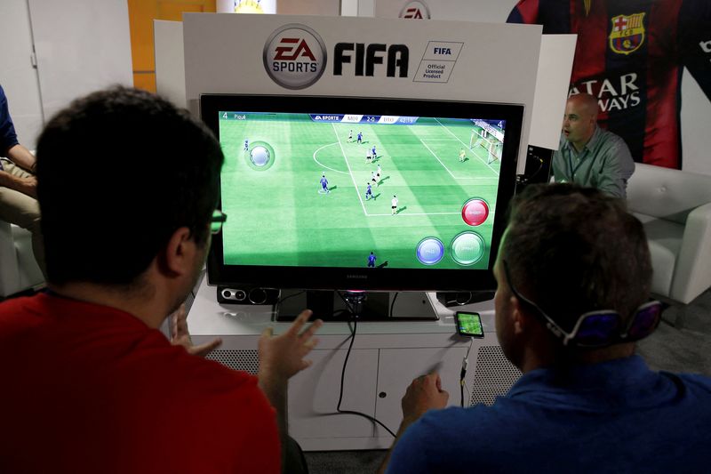 © Reuters. FILE PHOTO: People play Electronic Arts' 