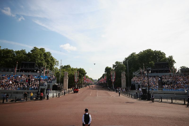 &copy; Reuters. Panoramica del viale Mall in occasione della parata per il Giubileo di Platino per la Regina Elisabetta II a Londra. REUTERS/Hannah McKay/Pool