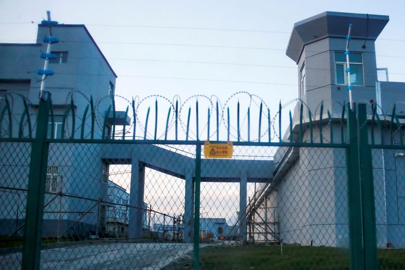 &copy; Reuters. FOTO DE ARCHIVO. Una valla perimetral en construcción alrededor de lo que se conoce oficialmente como un centro de educación de habilidades profesionales en Dabancheng, en la Región Autónoma Uigur de Xinjiang, China. 4 de septiembre de 2018. REUTERS/T