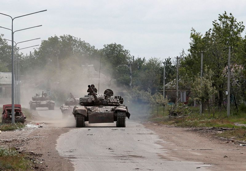 &copy; Reuters. FOTO DE ARCHIVO: Tanques de las tropas prorrusas circulan por una calle durante el conflicto entre Ucrania y Rusia en la ciudad de Popasna en la región de Luhansk, Ucrania, 26 de mayo de 2022. REUTERS/Alexander Ermochenko
