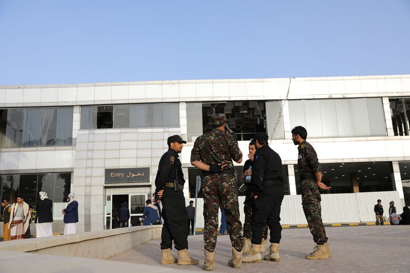 &copy; Reuters. ضباط أمن يقفون خارج صالة المغادرين في مطار صنعاء يوم 16 مايو أيار 2022. تصوير: خالد عبدالله - رويترز.