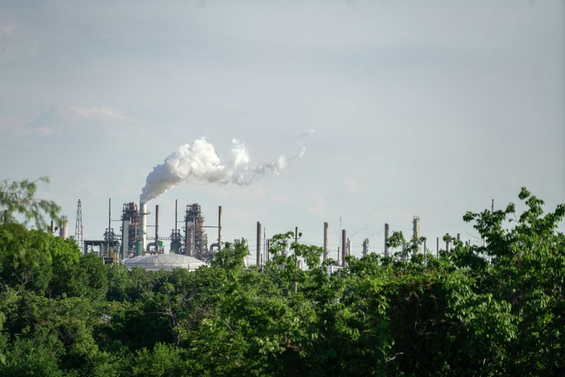 © Reuters. FILE PHOTO: A view of the ExxonMobil Baton Rouge Refinery in Baton Rouge, Louisiana, U.S., May 15, 2021. REUTERS/Kathleen Flynn