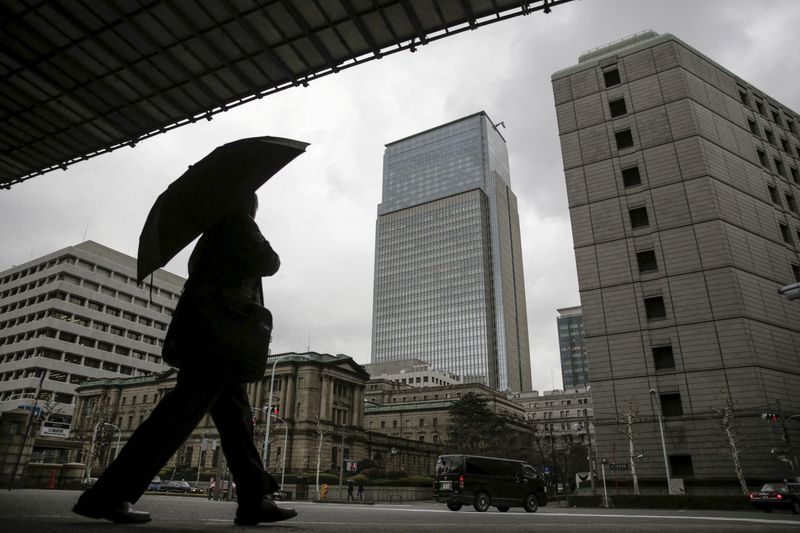 &copy; Reuters. Pedestre caminha perto da sede do BC do Japão em Tóquio
15/02/2016. REUTERS/Thomas Peter