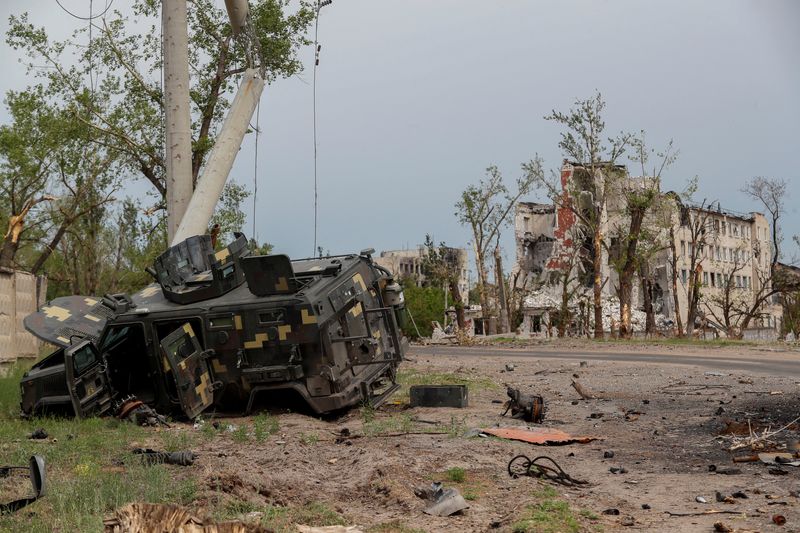 &copy; Reuters. Veículo militar destruído na cidade de Rubizhne, na região ucraniana de Luhansk
01/06/2022 REUTERS/Alexander Ermochenko