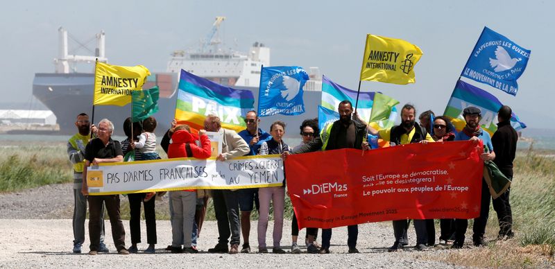 &copy; Reuters. جماعات حقوقية فرنسيا تتظاهر أمام ميناء في مرسيليا بفرنسا أثناء رسو سفينة شحن سعودية يعتقد أنها ستقوم بنقل أسلحة فرنسية. صورة من أرشيف رويتر