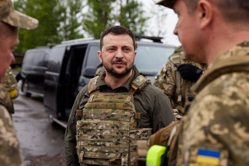 &copy; Reuters. الرئيس الأوكراني يزور موقعا على جبهة القتال مع روسيا في منطقة خاركيف بشرق أوكرانيا يوم 29 مايو أيار 2022. 
(صورة لرويترز من المكتب الصحفي للرئاس