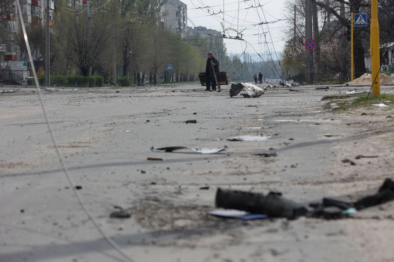 &copy; Reuters. Un habitant marche dans une rue vide où des bâtiments résidentiels ont été endommagés par une frappe militaire à Sievierodonetsk, dans la région de Luhansk. Les forces russes tentaient jeudi d'étendre et de consolider leur emprise sur la ville in