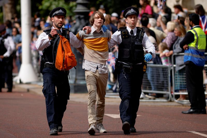 &copy; Reuters. Policiais detêm manifestante que tentou interromper desfile militar em homenagem à rainha britânica Elizabeth, em Londres
02/06/2022 REUTERS/John Sibley