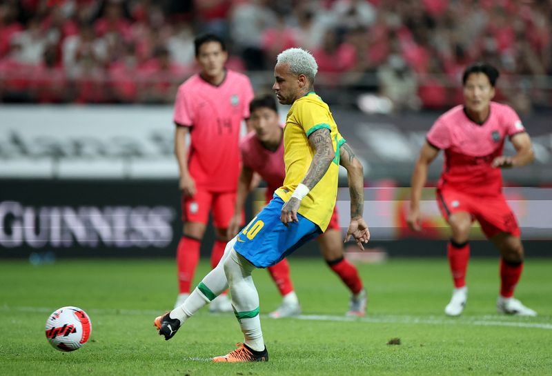 &copy; Reuters. Neymar cobra pênalti durante amistoso da seleção brasileira contra a Coreia do Sul em Seul
02/06/2022 REUTERS/Kim Hong-Ji