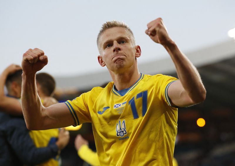 &copy; Reuters. Oleksandr Zinchenko comemora após vitória da Ucrânia contra a Escócia em Glasgow
01/06/2022 Action Images via Reuters/Lee Smith