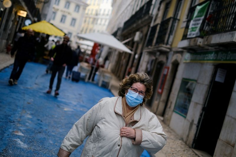 &copy; Reuters. Mulher usando máscara de proteção caminha em Lisboa
21/12/2021 REUTERS/Pedro Nunes