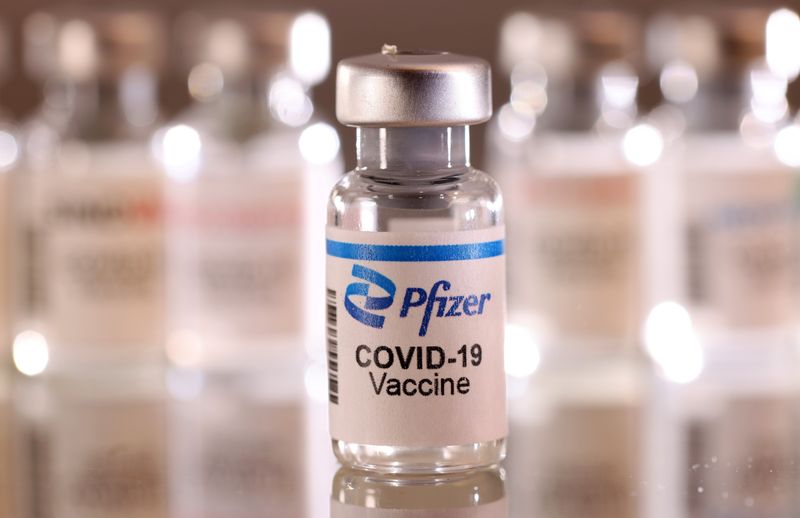 &copy; Reuters. FOTO DE ARCHIVO: Vial con la etiqueta "Pfizer COVID-19 Vaccine" en esta ilustración tomada el 16 de enero de 2022. REUTERS/Dado Ruvic/Ilustración