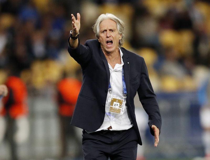 &copy; Reuters. Jorge Jesus durante partida do Benfica contra o Dynamo Kiev pela Liga dos Campeões
14/09/2021 REUTERS/Valentyn Ogirenko