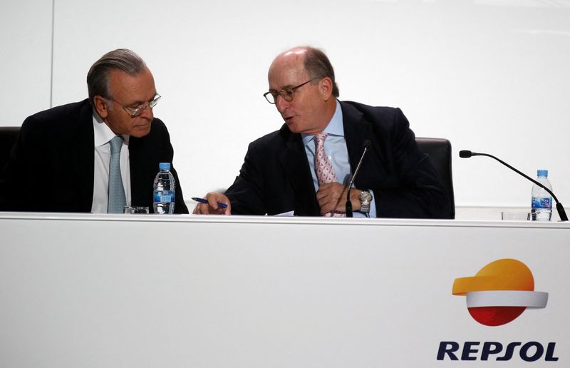&copy; Reuters. FILE PHOTO: Antonio Brufau, chairman of Spanish oil company Repsol, speaks to CaixaBank Chairman and Repsol shareholder Isidro Faine (L) during a ceremony to present company's strategic plan in Madrid March 28, 2014.  REUTERS/Andrea Comas