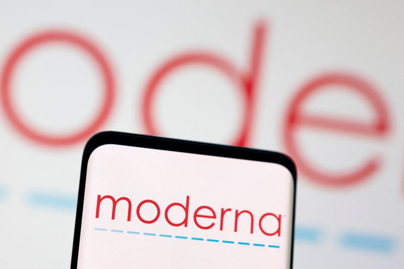 &copy; Reuters. Il logo Moderna visto sullo schermo di uno smartphone. 3 maggio 2022. REUTERS/Dado Ruvic