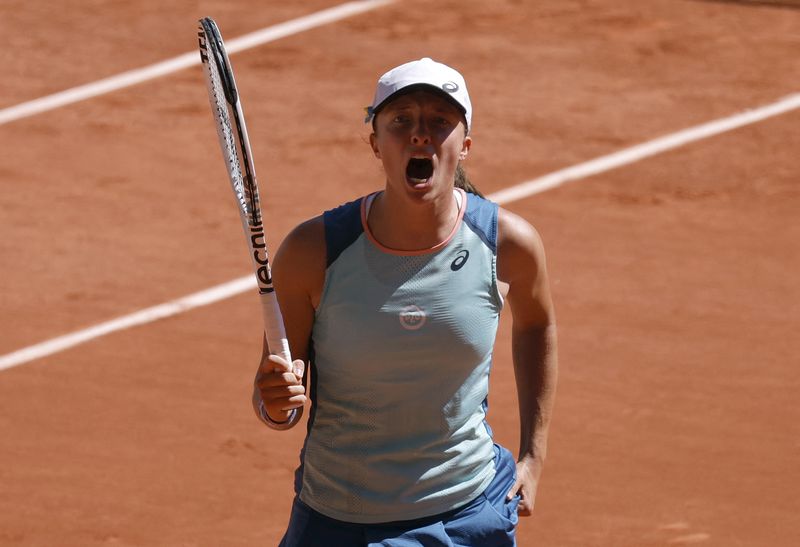 &copy; Reuters. Iga Swiatek comemora ao vencer Daria Kasatkina na semifinal em Roland Garros
02/06/2022 REUTERS/Gonzalo Fuentes