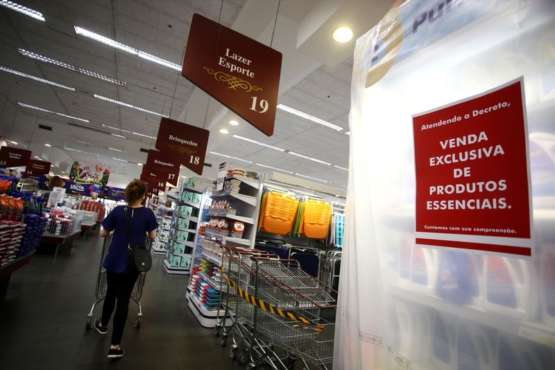 &copy; Reuters. Cliente faz compras em supermercado em Porto Alegre em meio à pandemia da Covid-19
09/03/2021
REUTERS/Diego Vara