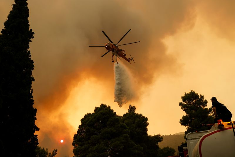 &copy; Reuters. Plus de 200 pompiers et du matériel provenant de Bulgarie, de Finlande, de France, d'Allemagne, de Roumanie et de Norvège seront déployés en Grèce cet été dans le cadre de la lutte anti-incendies, a déclaré la Commission européenne jeudi. /Photo