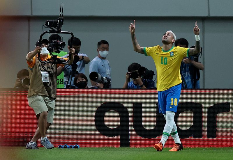 © Reuters. نيمار يحتفل بإحراز الهدف الثالث للبرازيل في شباك كوريا الجنوبية خلال مباراة ودية يوم الخميس. تصوير: كيم هونج-جي - رويترز. 