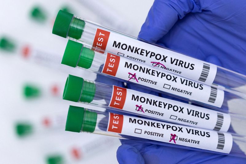&copy; Reuters. Tubos de ensayo etiquetados como "virus de la viruela del mono positivo y negativo" en una ilustración tomada el 23 de mayo de 2022. REUTERS/Dado Ruvic