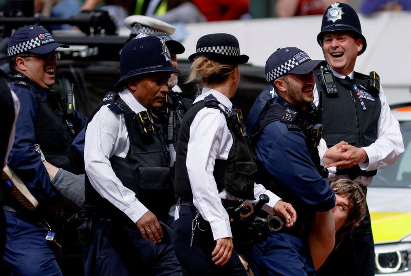 &copy; Reuters. Los agentes de policía detienen a un manifestante que intentó interrumpir la ceremonia durante las celebraciones del Jubileo de Platino de la Reina en The Mall, Londres, Gran Bretaña, el 2 de junio de 2022. REUTERS/John Sibley