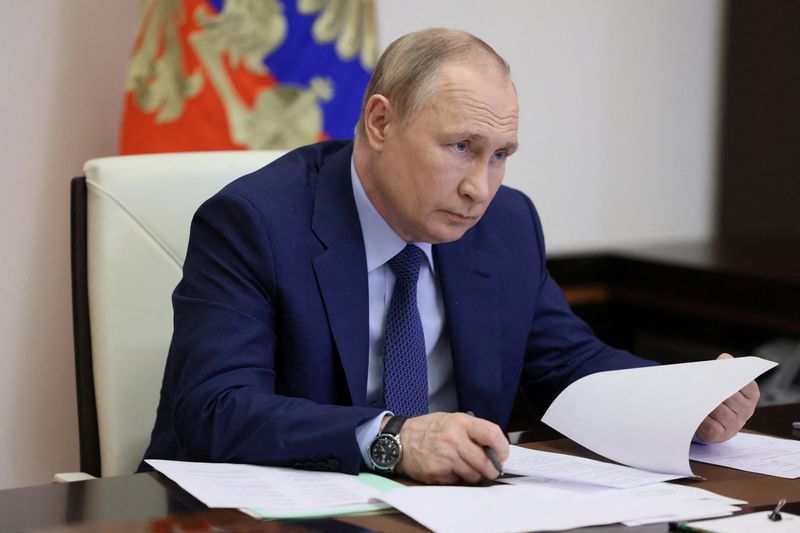 &copy; Reuters. الرئيس الروسي فلاديمير بوتين يحضر اجتماعا عبر الانترنت من مقر الإقامة الرسمي خارج موسكو يوم الخميس.
(صورة لرويترز من وكالة سبوتنيك الروسية 